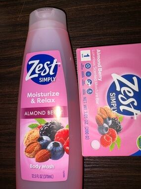 Almond Berry Moisturizing Body Wash - Pink